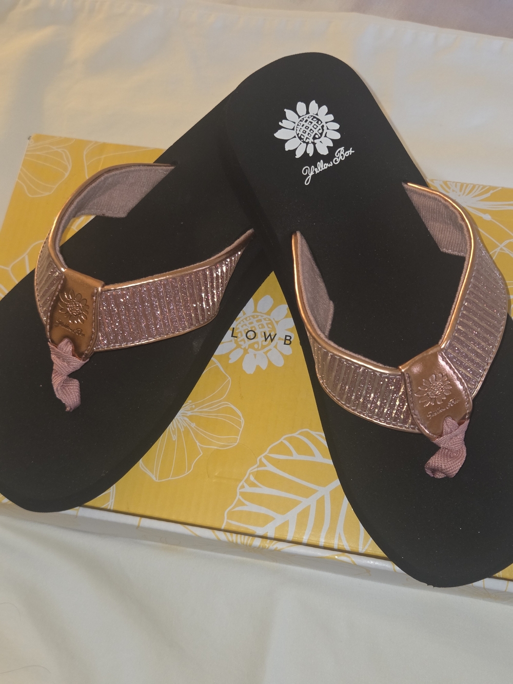 Yellow Box Women's Metallic Flip Flop Sandals 🔥NEW Size-9 - Picture 2 of 6